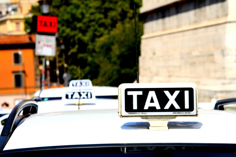 taxis-CAGNES SUR MER-min_taxi_auto_rome_road_white-1051610